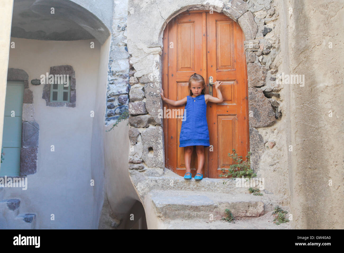 Petite fille mignonne dans village médiéval d'Emporio à Santorin, Grèce Banque D'Images