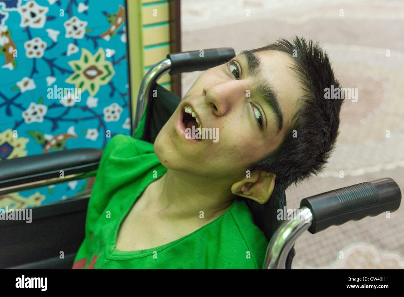 Le Mausolée de l'Imam Khomeini, jeune handicapé en fauteuil roulant heureux en face de la fin du Guide suprême culte Banque D'Images