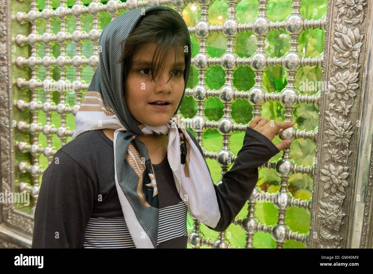 Le Mausolée de l'Imam Khomeini, jeune femme Pilgrilm en face de la fin du Guide suprême culte Banque D'Images