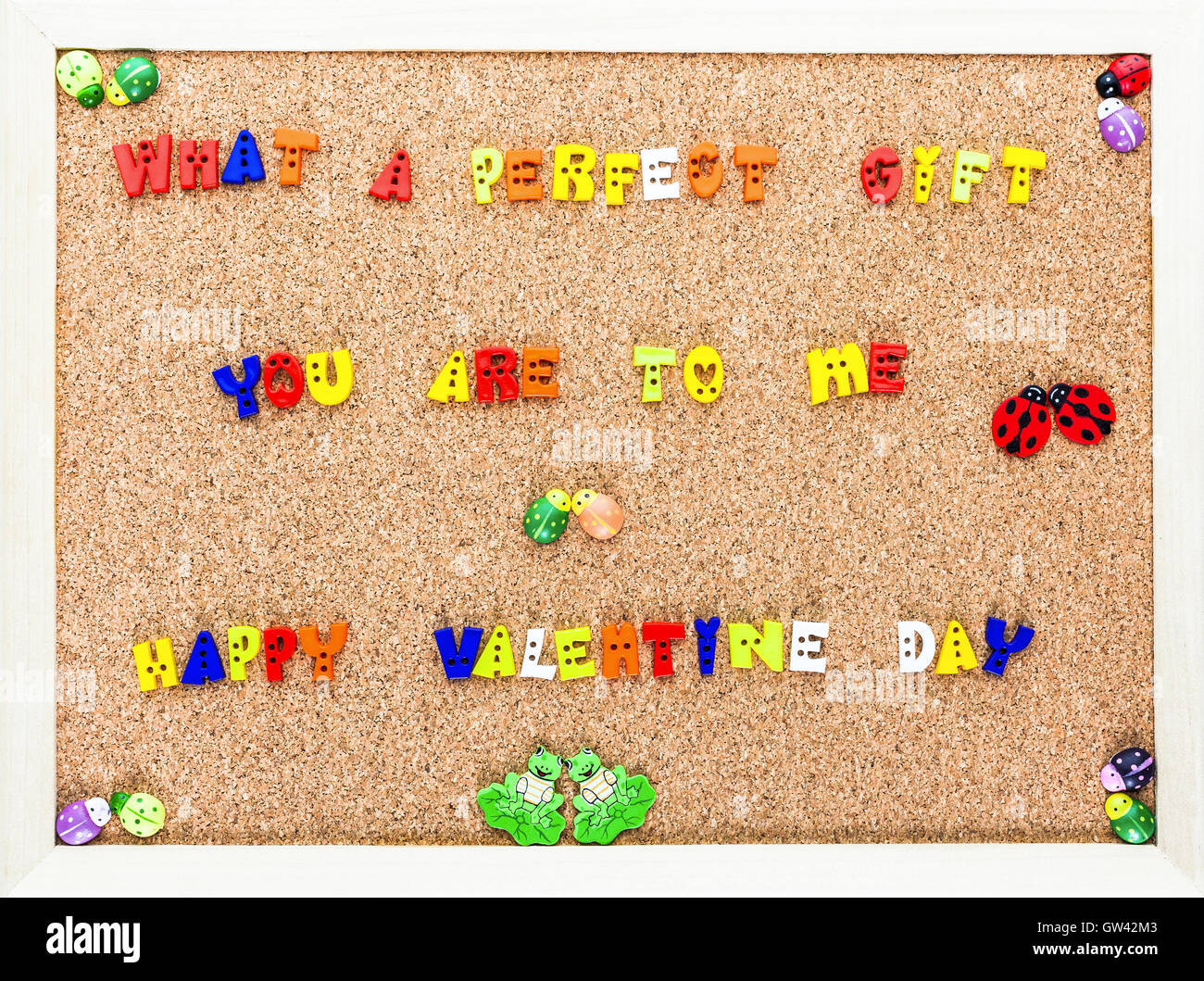 Valentine couleur mots sur clip board. Banque D'Images