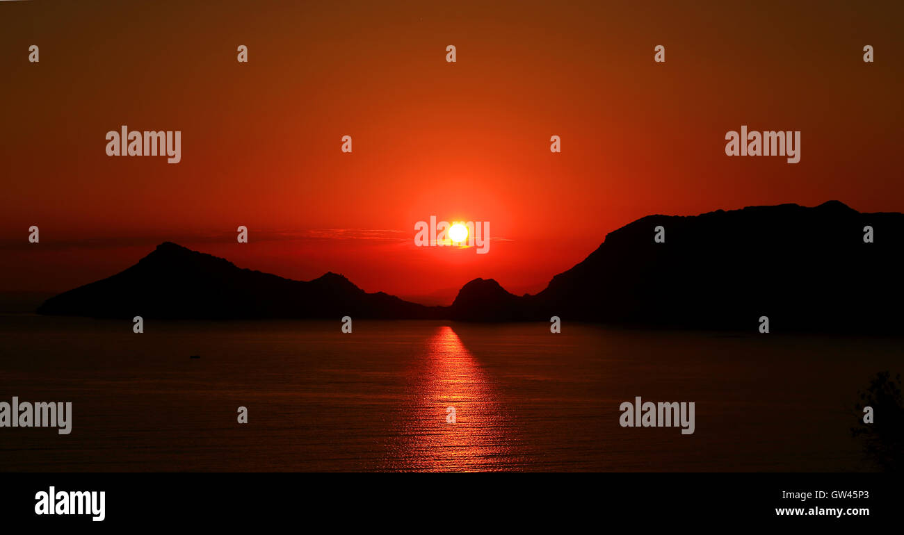 Coucher du soleil/coucher du soleil sur l'île de Corfou Town Afionas (Grèce) Banque D'Images