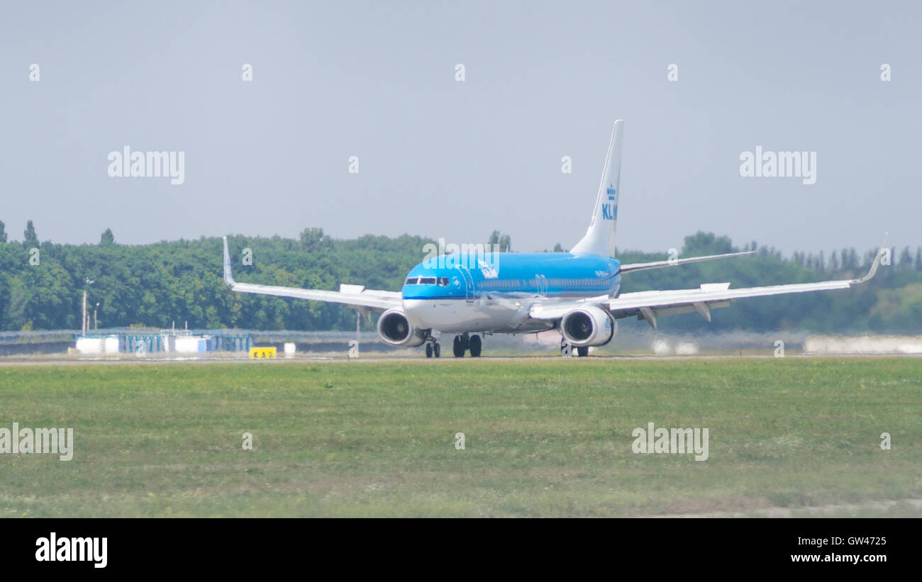 Boeing 737 de KLM Royal Dutch Airlines sur l'runaway Banque D'Images