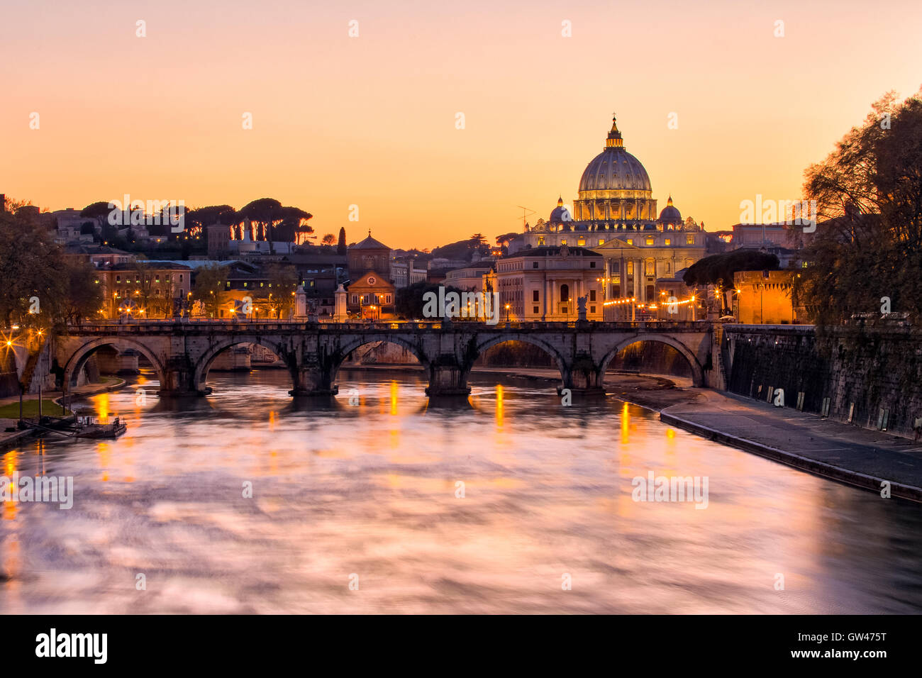 Vue du coucher de soleil de l'état de la cité du Vatican. Banque D'Images