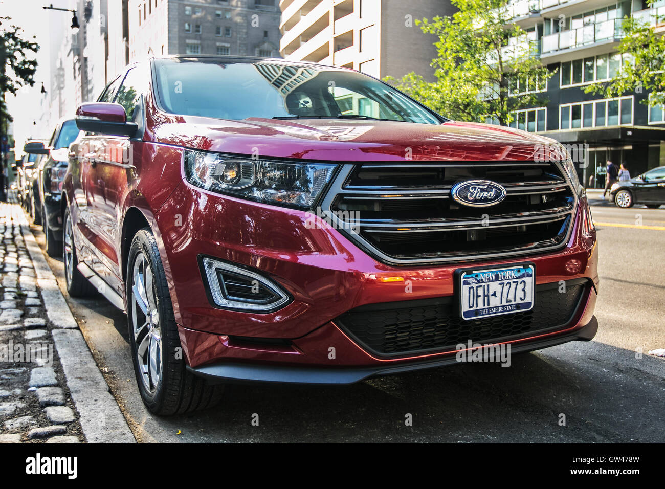 Un nouveau Ford Explorer 2016 stationné dans la rue à Manhattan. Banque D'Images