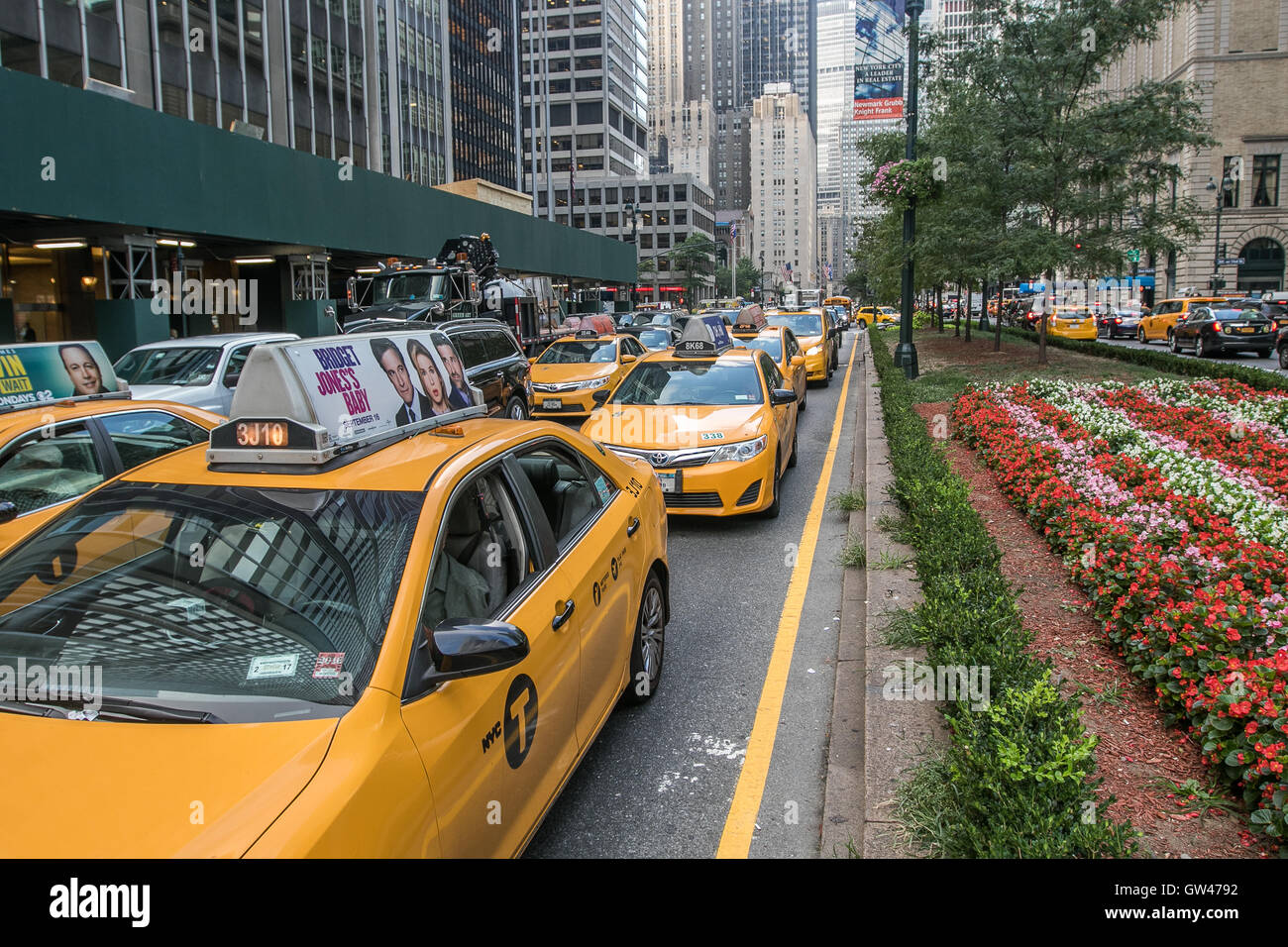 Le trafic automobile sur Park Avenue à New York. Banque D'Images