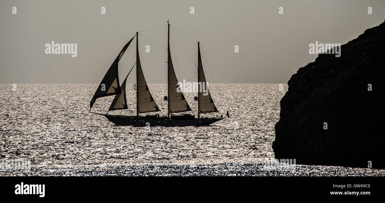 Trois mâts bateau à voile en pleine mer sur une mer calme Banque D'Images