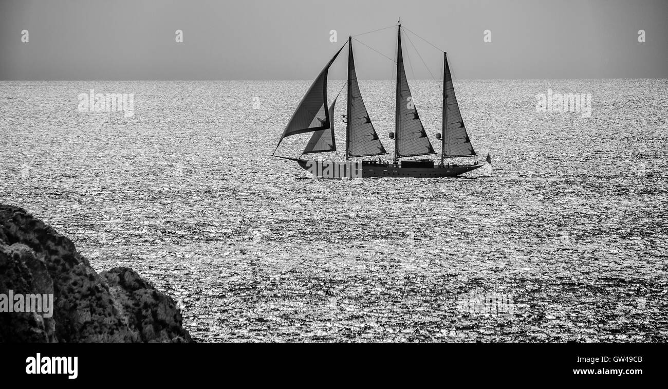 Trois mâts bateau à voile en pleine mer sur une mer calme Banque D'Images