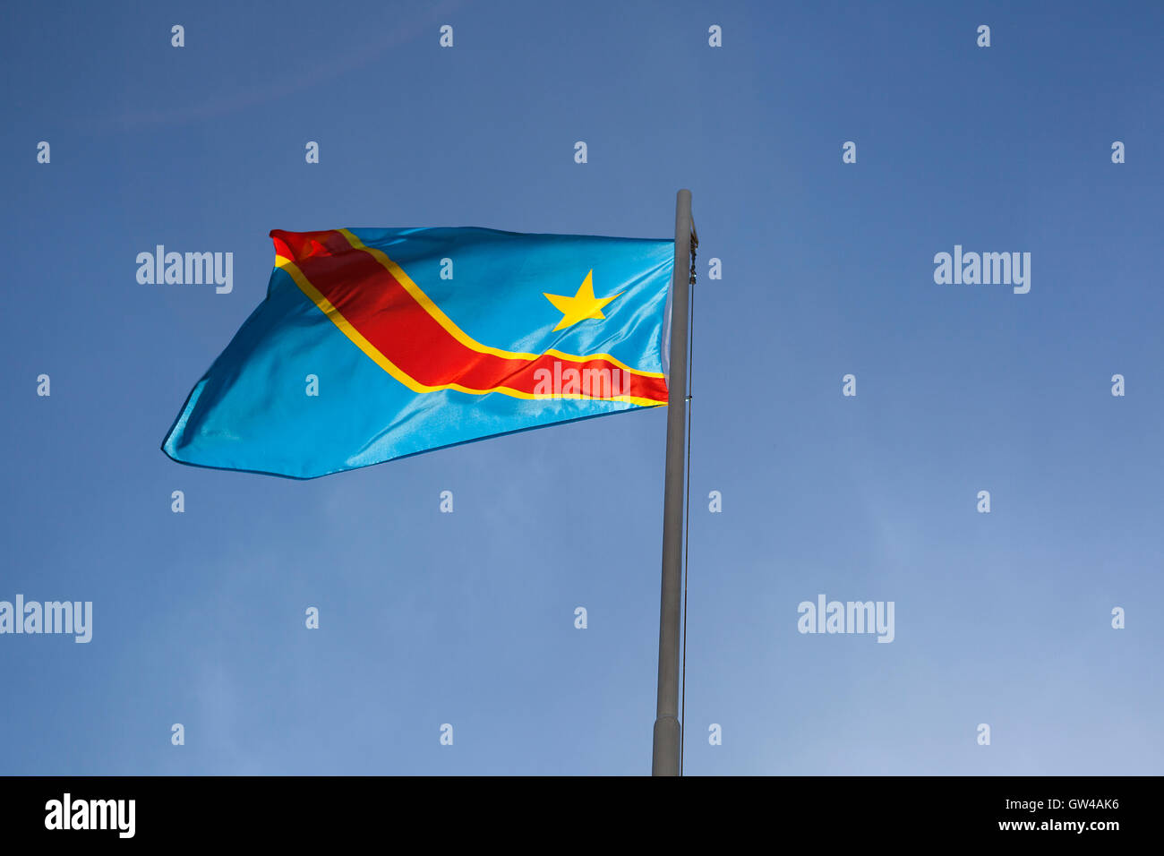 Drapeau national du Congo sur un poteau en face de ciel bleu Banque D'Images
