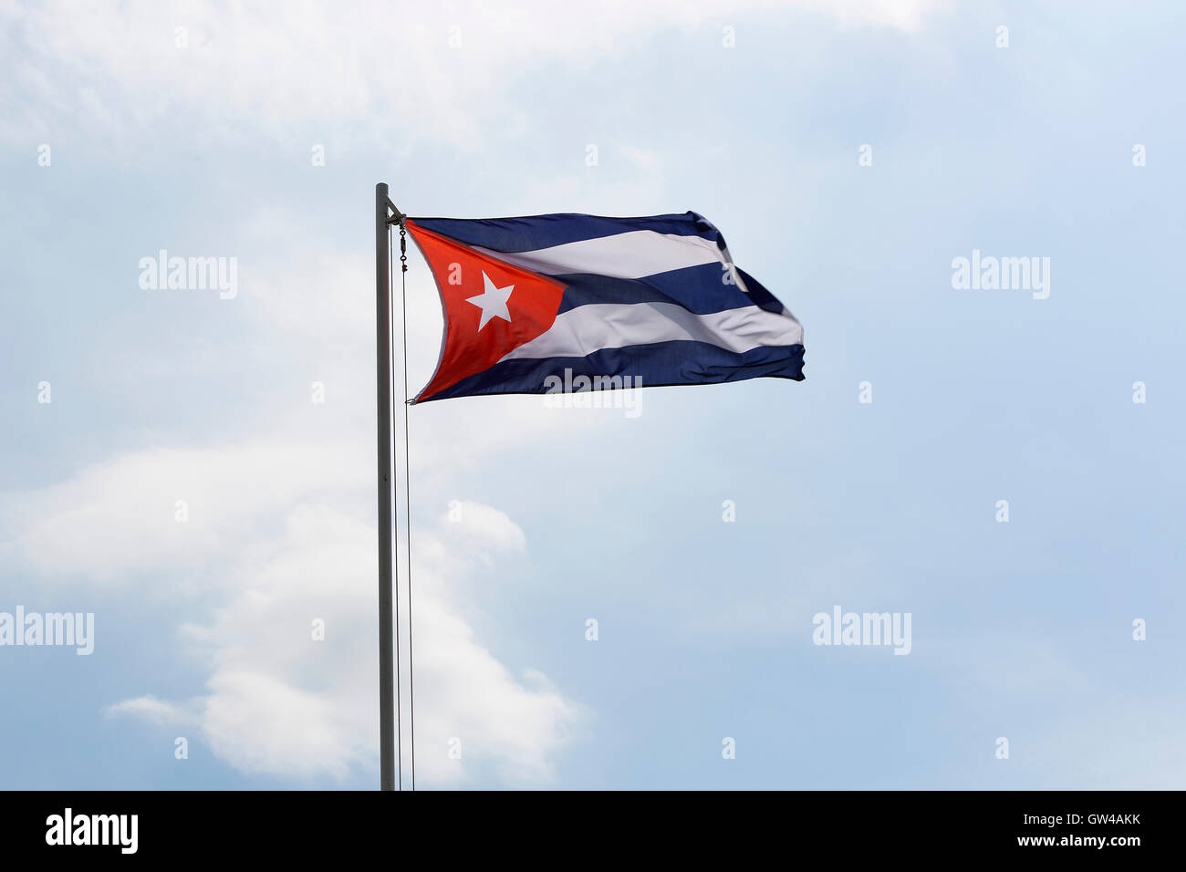 Drapeau national de Cuba sur un poteau en face de ciel bleu Banque D'Images