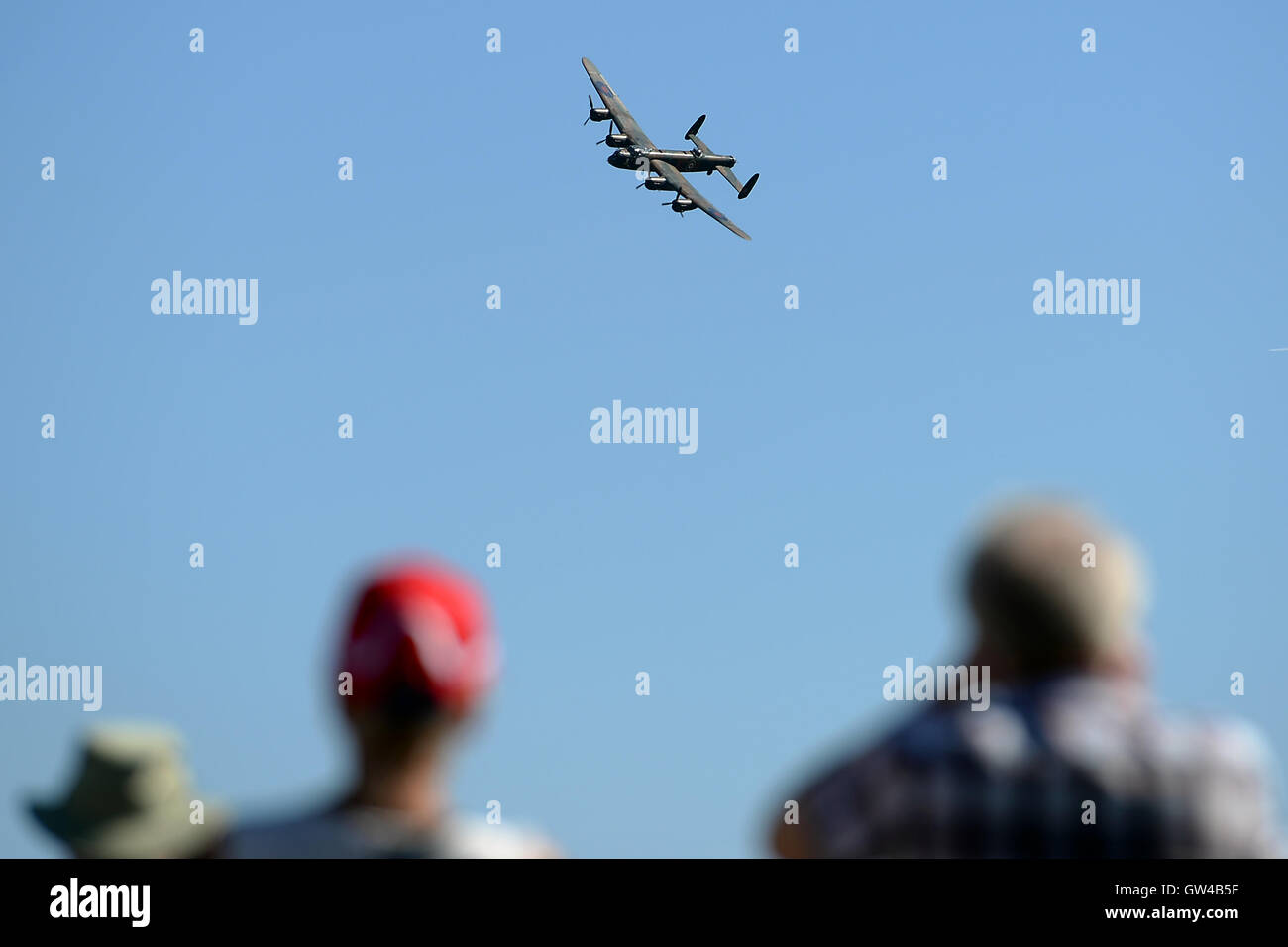 L'Avro Lancaster Bomber de la Battle of Britain Memorial Flight au cours du Duxford Air Show 2016 à l'Imperial War Museum de Duxford, Cambridgeshire. Banque D'Images