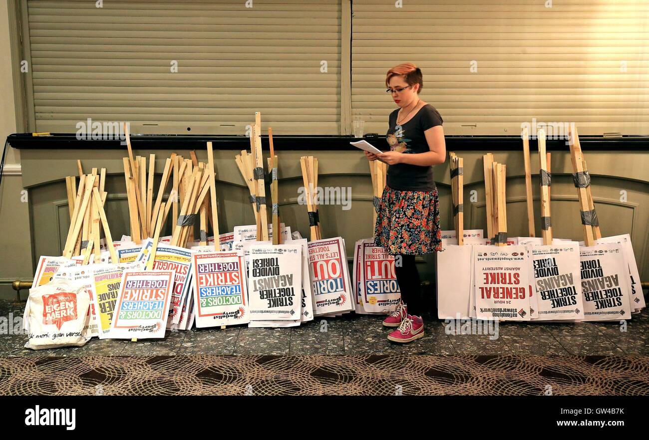 Un orateur prépare son discours à l'échelle nationale Réseau des délégués du rassemblement à Brighton, East Sussex, avant le début de l'assemblée annuelle du Congrès du TUC dans la ville. Banque D'Images