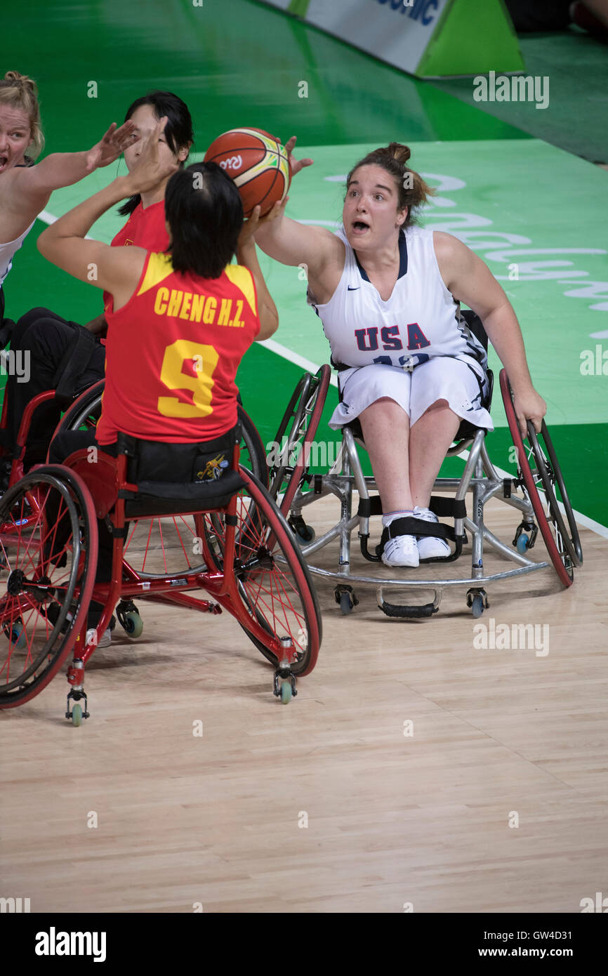 Rio de Janeiro, Brz. 10 Sep, 2016. USA's Rebecca Murray (12) La Chine harcèle Cheng Haizhen (9) au cours de l'USA'S 70-36 victoire en féminine de basketball en fauteuil roulant piscine jouer le troisième jour de compétition aux Jeux Paralympiques de Rio de 2016. Credit : Bob Daemmrich/Alamy Live News Banque D'Images