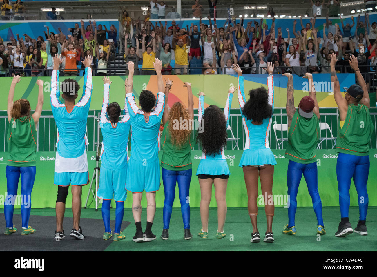 Rio de Janeiro, Brz. 10 mai, 2016. Les membres de l'équipe de danse2-016 Rio feu jusqu'à la foule pendant la mi-temps d'un match de basketball en fauteuil roulant lors de la troisième journée de compétition à la Rio 2016 Jeux paralympiques. Credit : Bob Daemmrich/Alamy Live News Banque D'Images