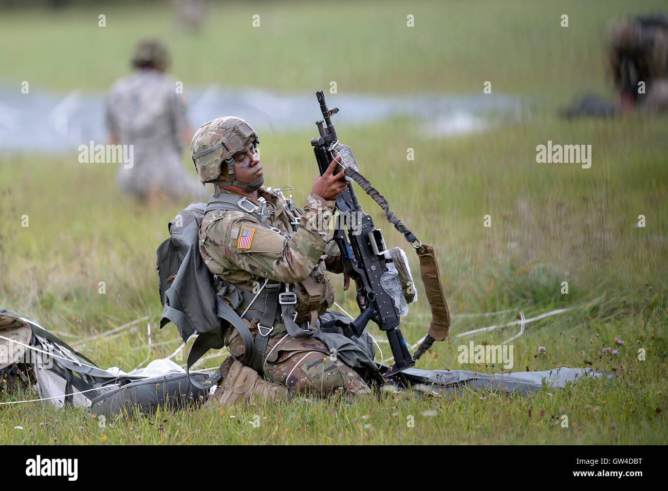 Nurmsi. 10 Sep, 2016. Un soldat américain prend part à Sky jump 'grève' baïonnette sur l'Aérodrome de Nurmsi exercices dans le centre de l'Estonie, le 10 septembre 2016. Crédit : Sergei Stepanov/Xinhua/Alamy Live News Banque D'Images