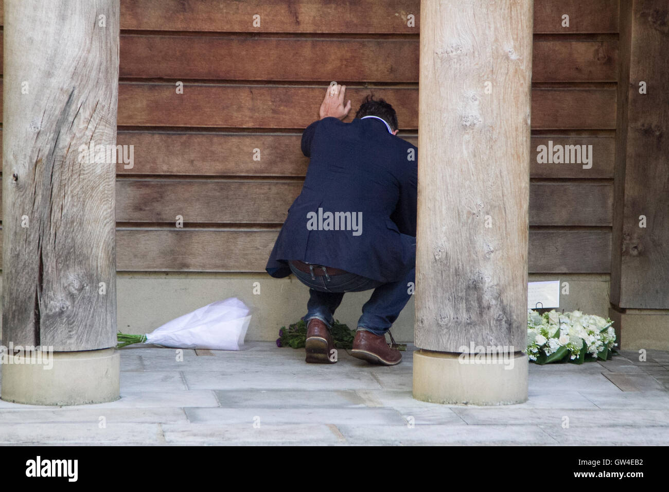 Londres, Royaume-Uni. Sep 11, 2016. Un homme met des fleurs au monument à Londres les britanniques victimes des attentats du 11 septembre à New York et Washington DC Crédit : amer ghazzal/Alamy Live News Banque D'Images