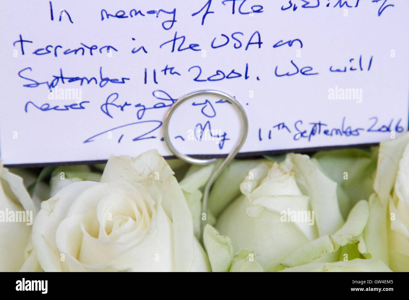 Londres, Royaume-Uni. Sep 11, 2016. Un message personnel de sympathie par le Premier ministre britannique Theresa mai à la terreur des victimes sur le 15e anniversaire des attaques terroristes du 11 septembre à New York et Washington DC Crédit : amer ghazzal/Alamy Live News Banque D'Images
