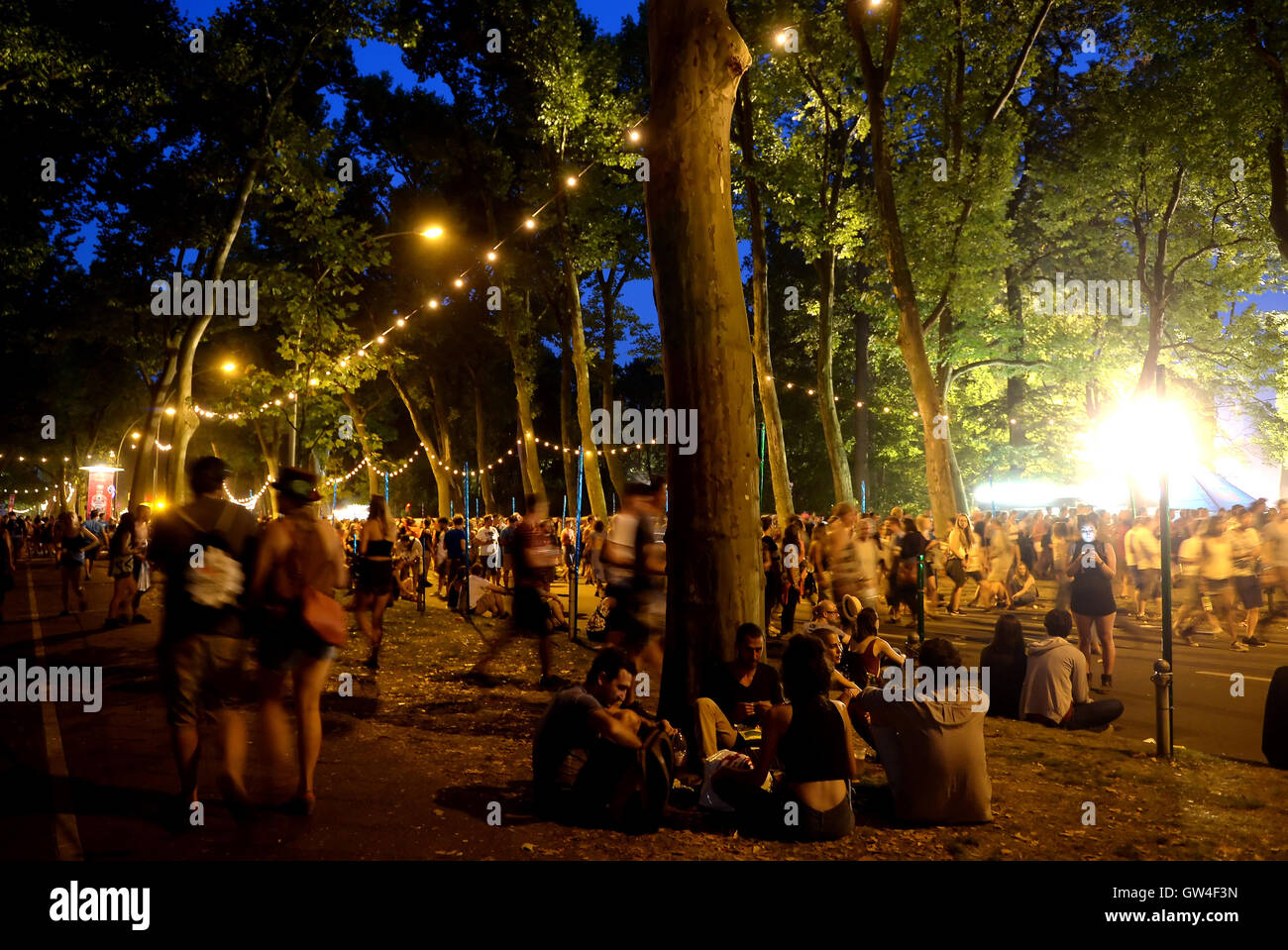 Berlin, Allemagne. 10 Sep, 2016. Les visiteurs de marcher sur le terrain de l'18/12/06 festival de musique à Berlin, Allemagne, 10 septembre 2016. PHOTO : BRITTA PEDERSEN/dpa/Alamy Live News Banque D'Images