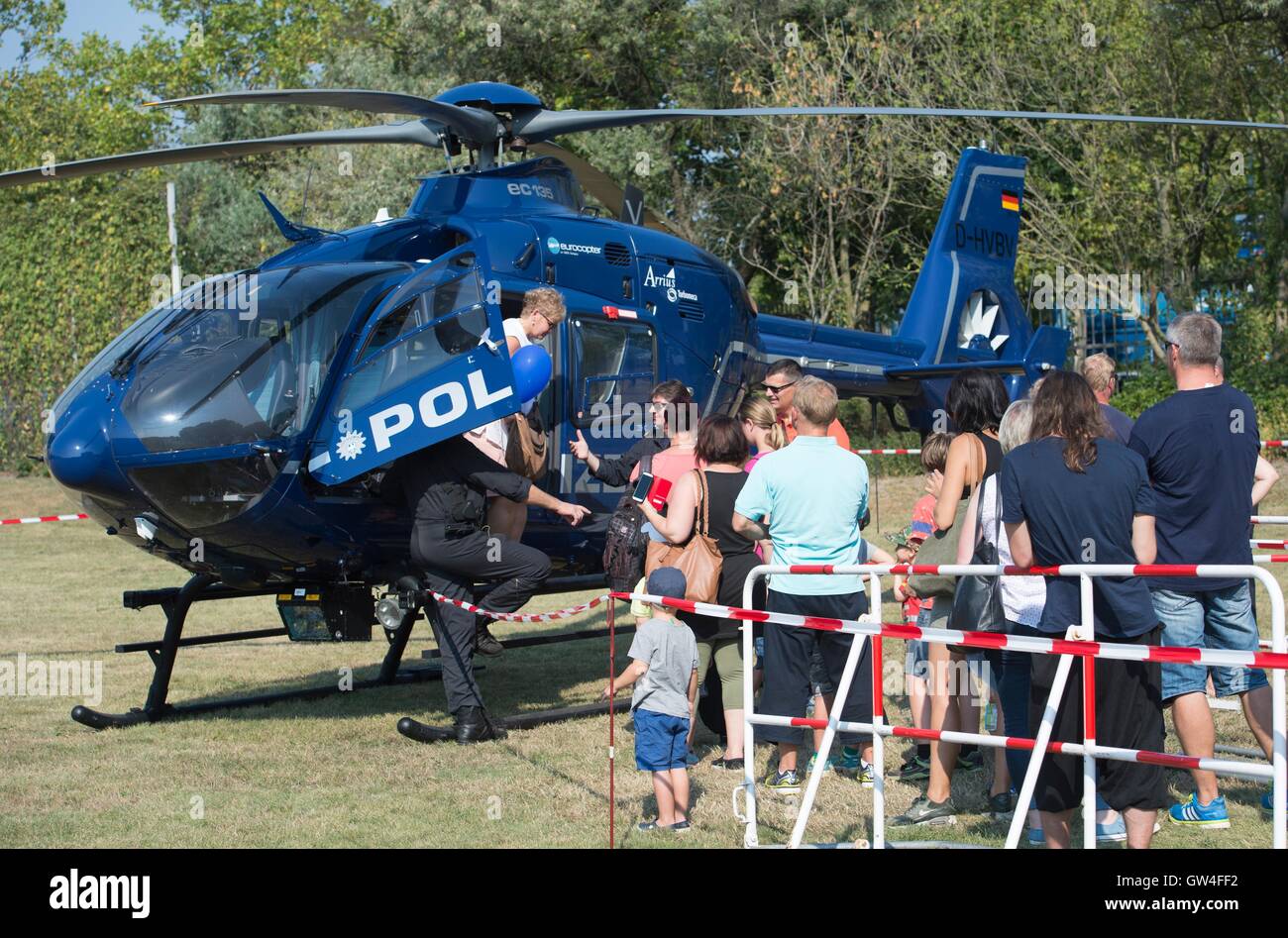 Berlin, Allemagne. Sep 11, 2016. Les visiteurs à la découverte de la Eurocopter EC 135 au cours de la journée portes ouvertes à la police à Berlin, Allemagne, 11 septembre 2016. PHOTO : PAUL ZINKEN/dpa/Alamy Live News Banque D'Images