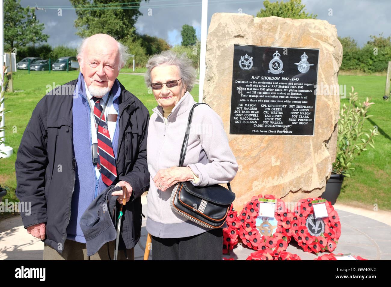 L'aérodrome de Shobdon, Herefordshire, Angleterre. 11 Septembre, 2016. Le Sgt Alun Richards aux côtés de son épouse Delphine. Le Sgt Richards servi avec aucune école de formation de planeur 5 RAF Shobdon en 1944, comme instructeur de planeur. Les pilotes qualifiés a continué à servir dans le Glider Pilot Regiment et prend part aux opérations en Norvège, Sicile, D-Day, Arnhem et la traversée du Rhin en Allemagne. Banque D'Images