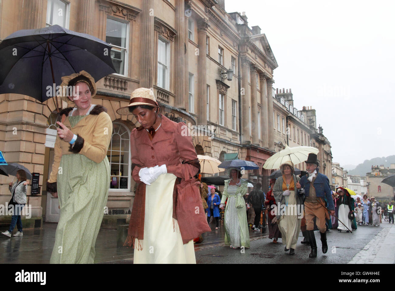 Festival de Jane Austen. 9th-18th September 2016. Bath, Somerset, Angleterre, Royaume-Uni. La pluie n'a pas réussi à refroidir l'enthousiasme des participants à la promenade en costume Grand Regency, samedi 10 septembre 2016. Crédit : Ian bouteille/Alamy Live News Banque D'Images