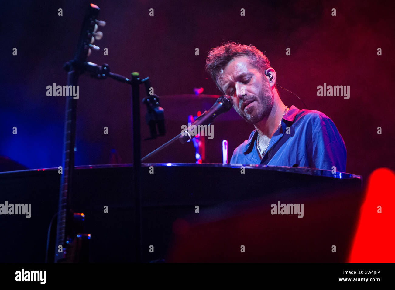 Milan, Italie. 10 Sep, 2016. Le groupe de rock italien AFTERHOURS et le chanteur-compositeur Daniele Silvestri il se produit sur scène à Carroponte pour une soirée consacrée aux quarante ans de la Radio Popolare Crédit : Rodolfo Sassano/Alamy Live News Banque D'Images