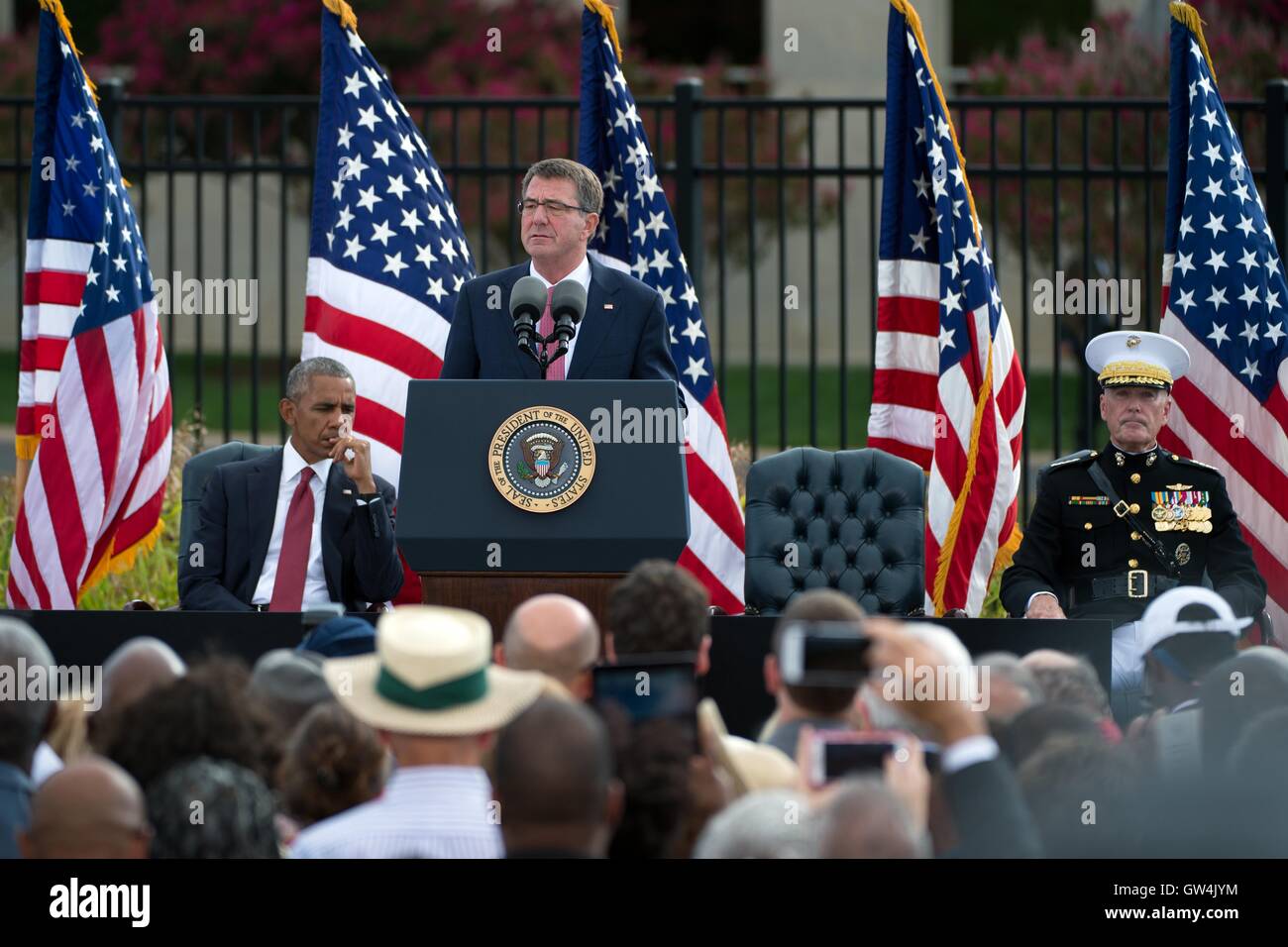 Arlington, Virginia, USA. 11 Septembre, 2016. Le Secrétaire à la défense américain Ashton Carter parle comme le président Barack Obama et l'état-major interarmées le général Joseph Dunford rechercher dans le cours d'une cérémonie commémorant le 15e anniversaire de l'attentats au Pentagone le 11 septembre 2016 à Arlington, en Virginie. Credit : Planetpix/Alamy Live News Banque D'Images