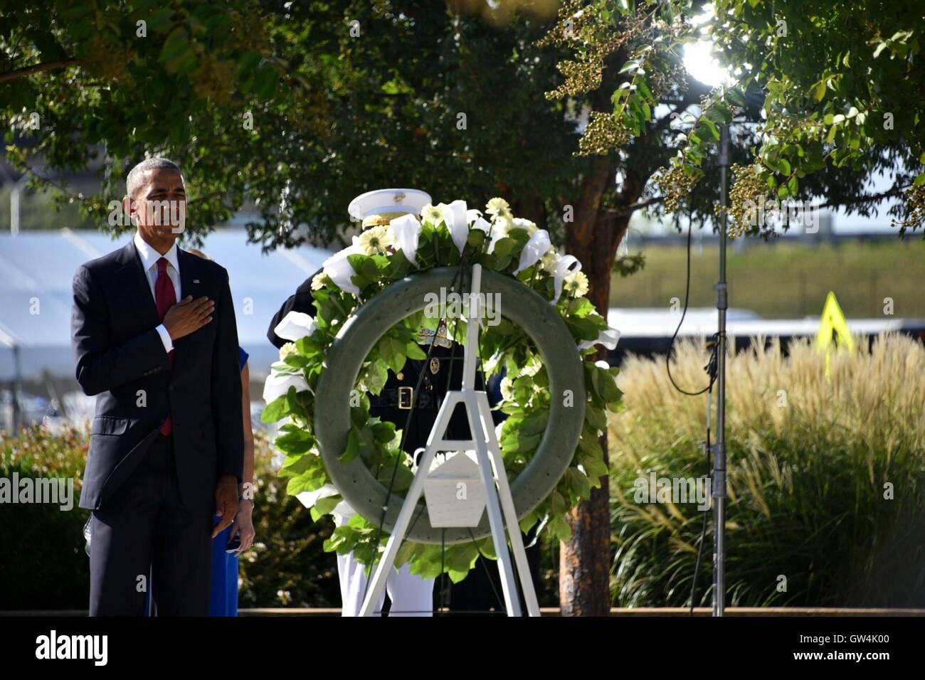 Arlington, Virginia, USA. 11 Septembre, 2016. Président américain Barack Obama salue après avoir placé une couronne au monument au cours d'une cérémonie commémorant le 15e anniversaire de l'attentats au Pentagone le 11 septembre 2016 à Arlington, en Virginie. Credit : Planetpix/Alamy Live News Banque D'Images