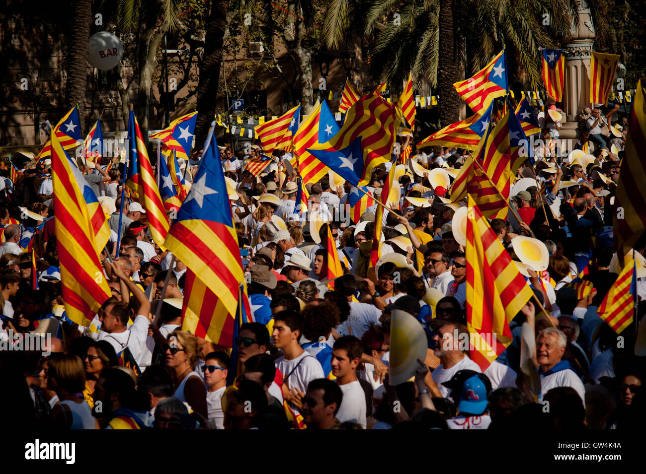 Barcelone, Catalogne, Espagne. Sep 11, 2016. Sur la Catalogne Journée nationale des milliers de personnes agitant des drapeaux indépendantistes catalans ou estelades à Barcelone pendant une manifestation de masse appelant à l'indépendance de la région de Catalogne en Espagne. Crédit : Jordi Boixareu/ZUMA/Alamy Fil Live News Banque D'Images
