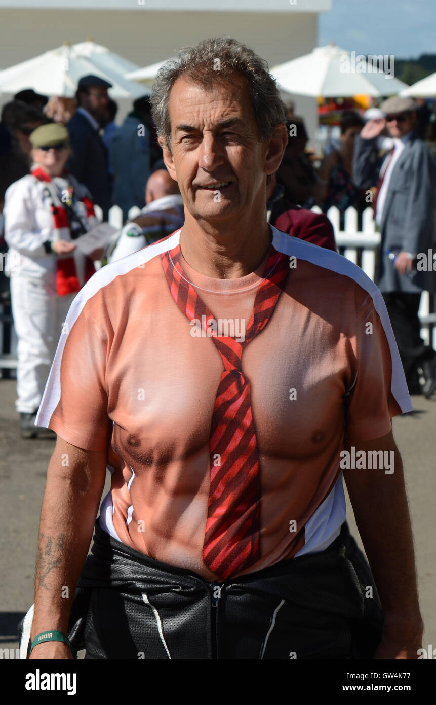 Steve Parrish dans blague shirt au Goodwood Revival Banque D'Images