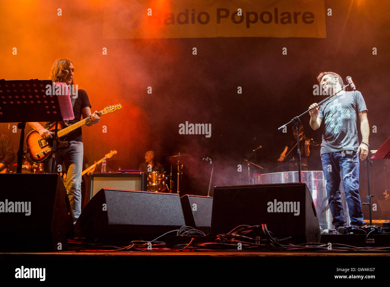 Milan, Italie. 10 Sep, 2016. Le groupe de rock italien AFTERHOURS et le chanteur-compositeur Daniele Silvestri il se produit sur scène à Carroponte Crédit : Rodolfo Sassano/Alamy Live News Banque D'Images