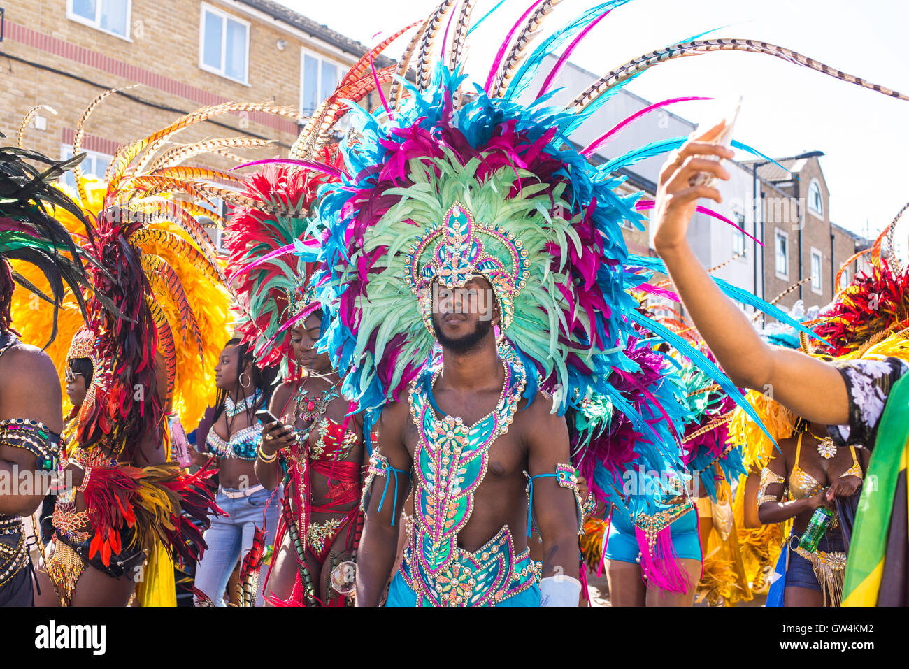 Hackney, Londres, Royaume-Uni. 11 septembre 2016. Les artistes interprètes ou exécutants pendant le défilé habillés avec des costumes flamboyants au cours de la London Carnival 2016 dans Ridley Road. Credit : Nicola Ferrari/Alamy Live News. Banque D'Images