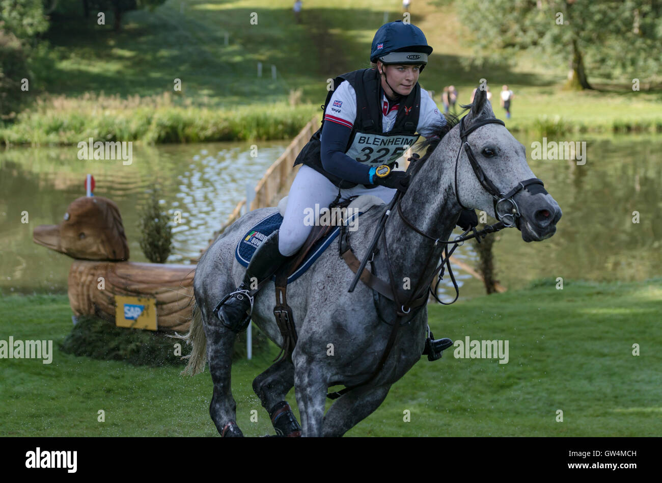 Riders concourir dans cross country horse trials à Blenheim Palace International Horse Trials. Crédit : Scott Carruthers/Alamy Live News Banque D'Images