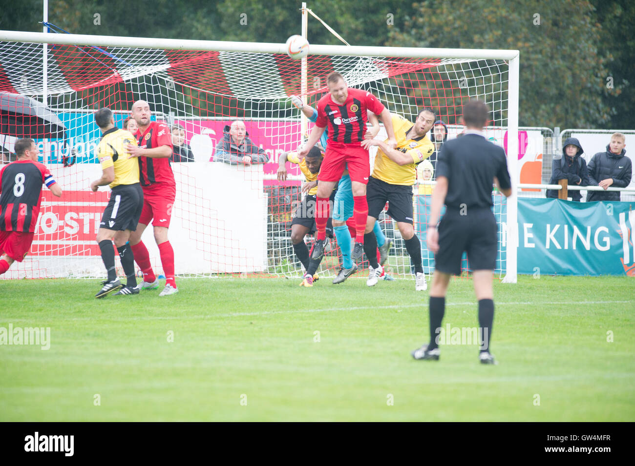 Accueil jeu pour Winchester contre les dirigeants de la Ligue FC Hereford qui ont commencé cette saison avec une fiche parfaite de six victoires en six matchs sans défaite, Winchester couché dans 3e placewith undefeatedStiff encore plus difficile leur test pour test Banque D'Images