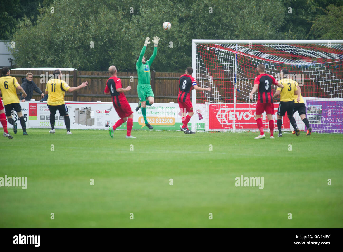 Accueil jeu pour Winchester contre les dirigeants de la Ligue FC Hereford qui ont commencé cette saison avec une fiche parfaite de six victoires en six matchs sans défaite, Winchester couché dans 3e placewith undefeatedStiff encore plus difficile leur test pour test Banque D'Images