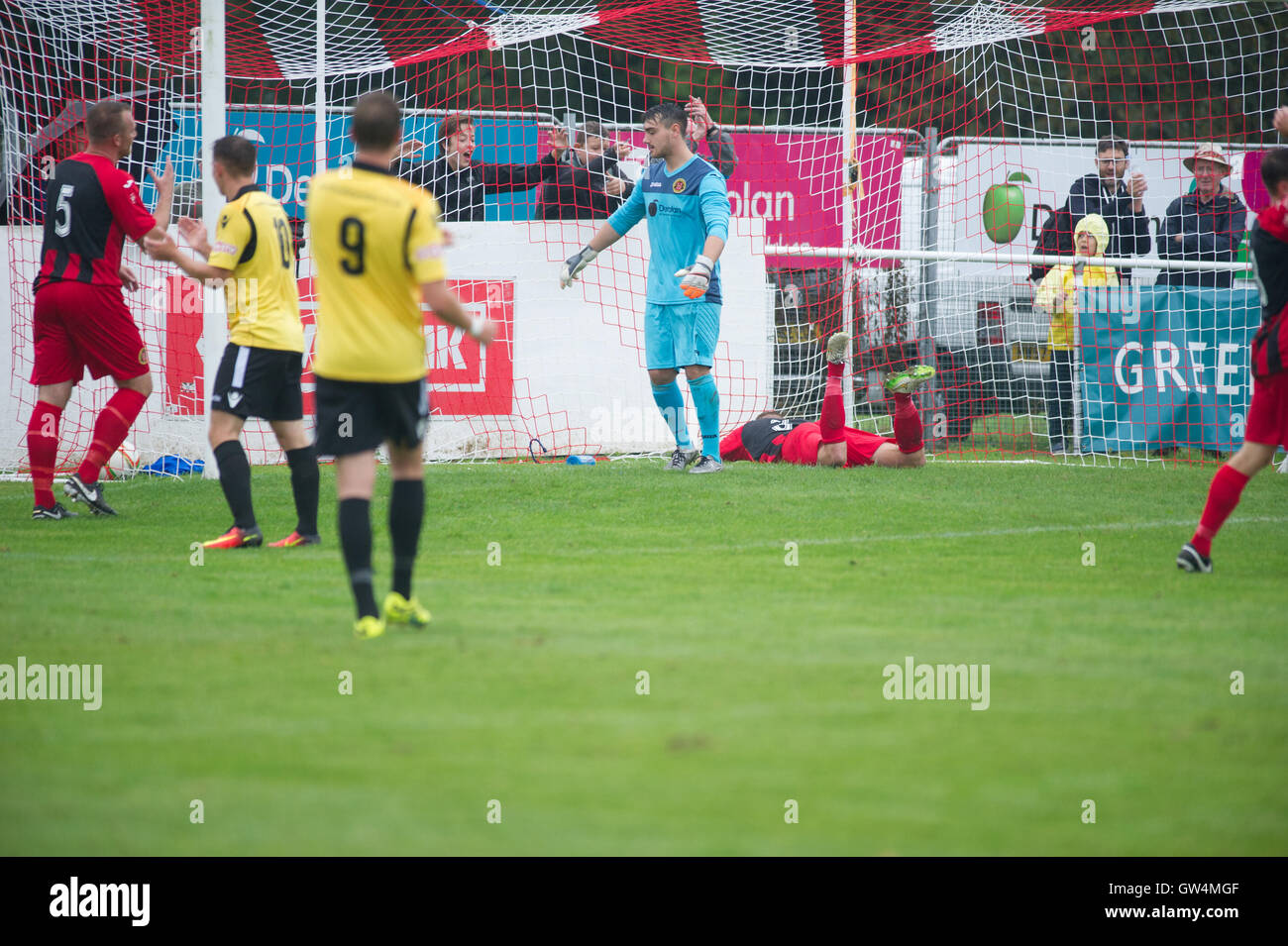 Accueil jeu pour Winchester contre les dirigeants de la Ligue FC Hereford qui ont commencé cette saison avec une fiche parfaite de six victoires en six matchs sans défaite, Winchester couché dans 3e placewith undefeatedStiff encore plus difficile leur test pour test Banque D'Images