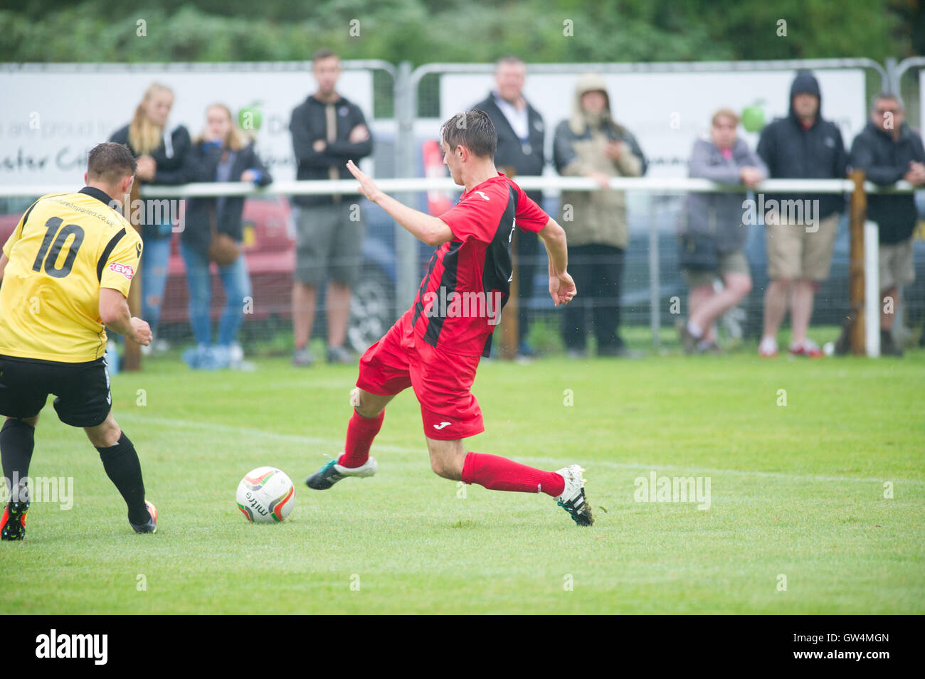 Accueil jeu pour Winchester contre les dirigeants de la Ligue FC Hereford qui ont commencé cette saison avec une fiche parfaite de six victoires en six matchs sans défaite, Winchester couché dans 3e placewith undefeatedStiff encore plus difficile leur test pour test Banque D'Images