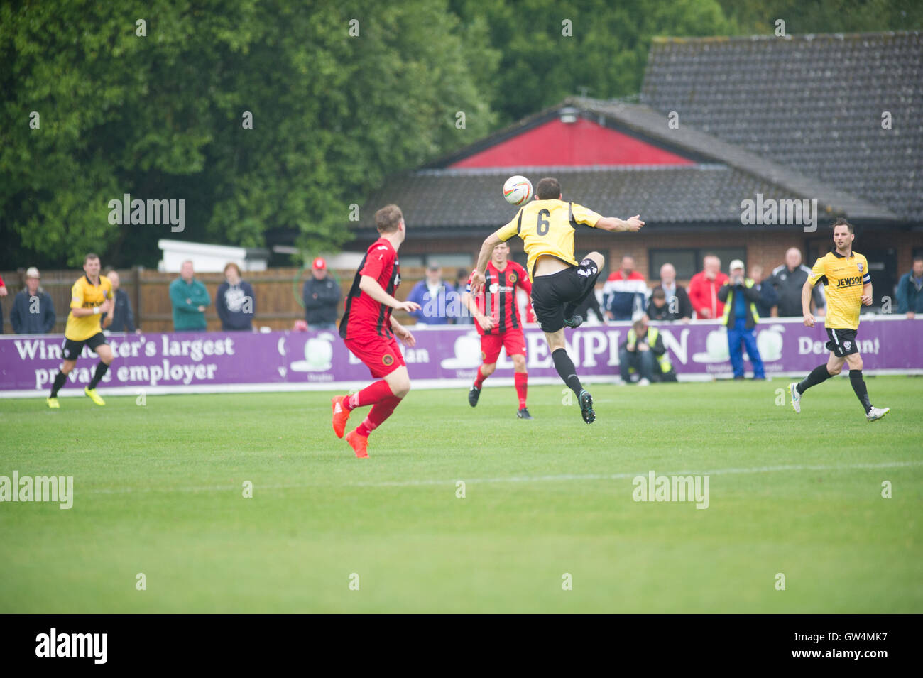 Accueil jeu pour Winchester contre les dirigeants de la Ligue FC Hereford qui ont commencé cette saison avec une fiche parfaite de six victoires en six matchs sans défaite, Winchester couché dans 3e placewith undefeatedStiff encore plus difficile leur test pour test Banque D'Images