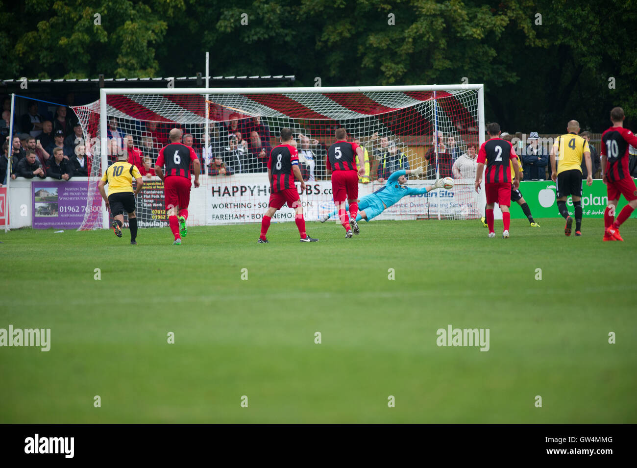 Accueil jeu pour Winchester contre les dirigeants de la Ligue FC Hereford qui ont commencé cette saison avec une fiche parfaite de six victoires en six matchs sans défaite, Winchester couché dans 3e placewith undefeatedStiff encore plus difficile leur test pour test Banque D'Images