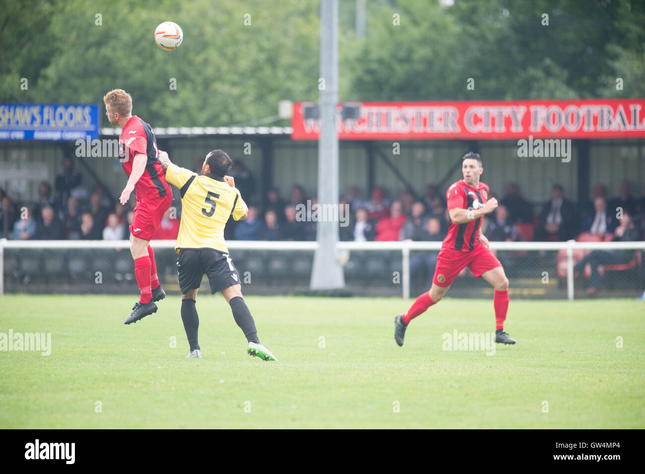 Accueil jeu pour Winchester contre les dirigeants de la Ligue FC Hereford qui ont commencé cette saison avec une fiche parfaite de six victoires en six matchs sans défaite, Winchester couché dans 3e placewith undefeatedStiff encore plus difficile leur test pour test Banque D'Images