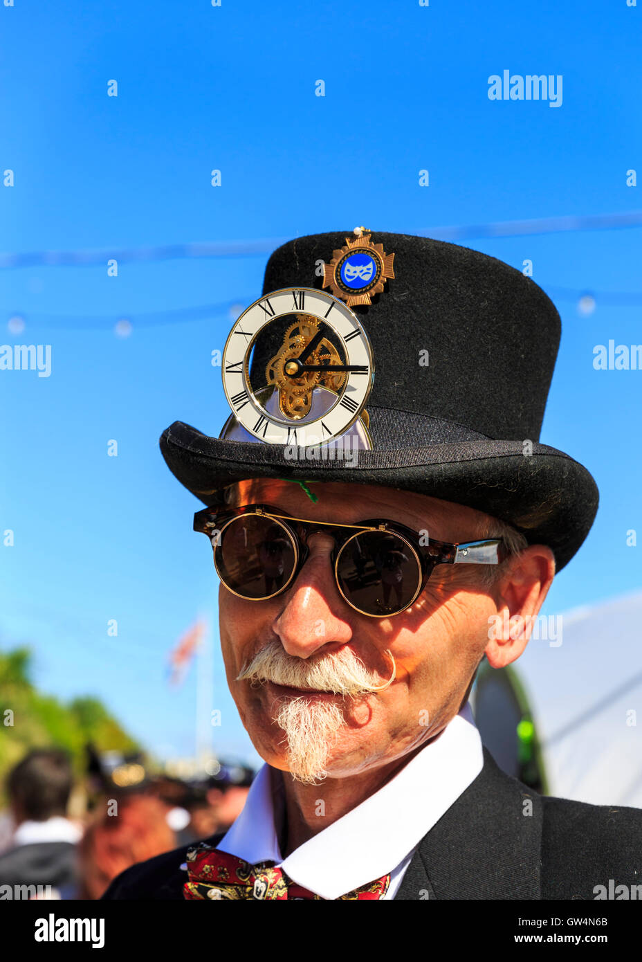 Eastbourne, East Sussex, UK. Sep 11, 2016. Les participants, artistes et touristes apprécient paradant leurs costumes .Le Festival annuel Steampunk Eastbourne attire une foule sur une journée ensoleillée et chaude. Le 'Festival de curiosités et merveilles" est organisé par la société Eastbourne feu sur le front de mer, au profit de leur rapport annuel d'octobre bonfire, ainsi que des causes de bienfaisance. Il dispose d'étals, spectacles, festivités et de nombreux participants et visiteurs déguisés en pseudo-Victorienne et le Cyberpunk style inspiré des costumes. Credit : Imageplotter News et Sports/Alamy Live News Banque D'Images