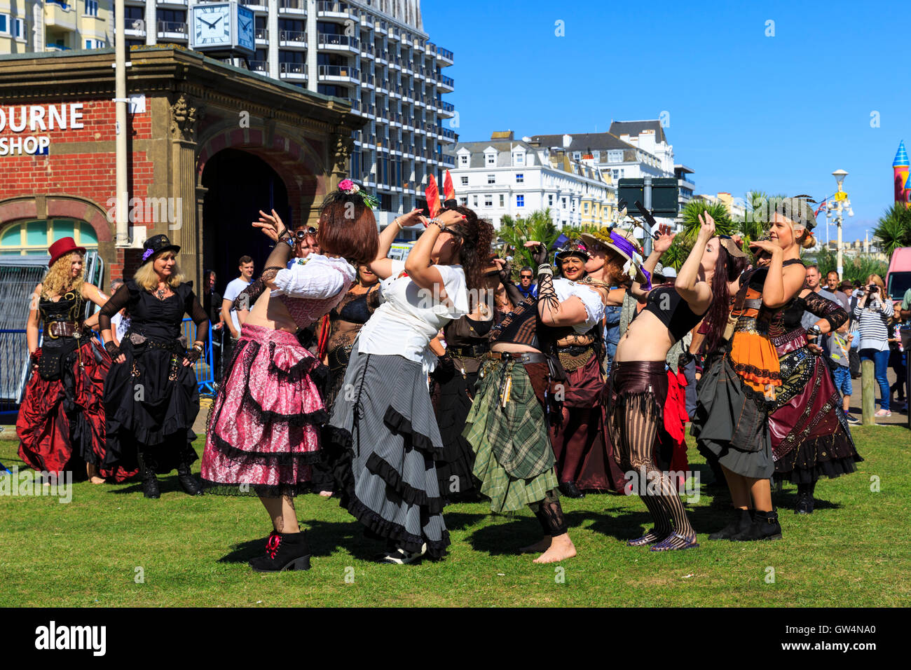 Eastbourne, East Sussex, UK. Sep 11, 2016. Le Bellyfunk forme artistes 'Fusion' dance group de divertir la foule. Le Festival annuel Steampunk Eastbourne attire une foule sur une journée ensoleillée et chaude. Le 'Festival de curiosités et merveilles" est organisé par la société Eastbourne feu sur le front de mer, au profit de leur rapport annuel d'octobre bonfire, ainsi que des causes de bienfaisance. Il dispose d'étals, spectacles, festivités et de nombreux participants et visiteurs déguisés en pseudo-Victorienne et le Cyberpunk style inspiré des costumes. Credit : Imageplotter News et Sports/Alamy Live News Banque D'Images