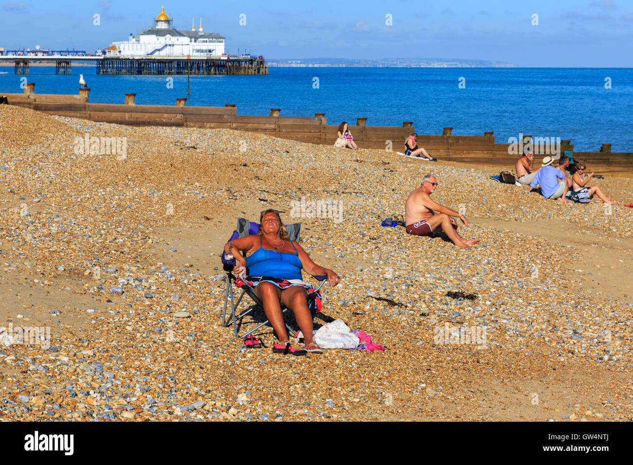 Eastbourne, East Sussex, UK. Sep 11, 2016. Les gens apprécient le soleil sur la plage d'Eastbourne, sur ce qui est sans doute l'un des derniers week-end chaud et ensoleillé de l'année. Credit : Imageplotter News et Sports/Alamy Live News Banque D'Images