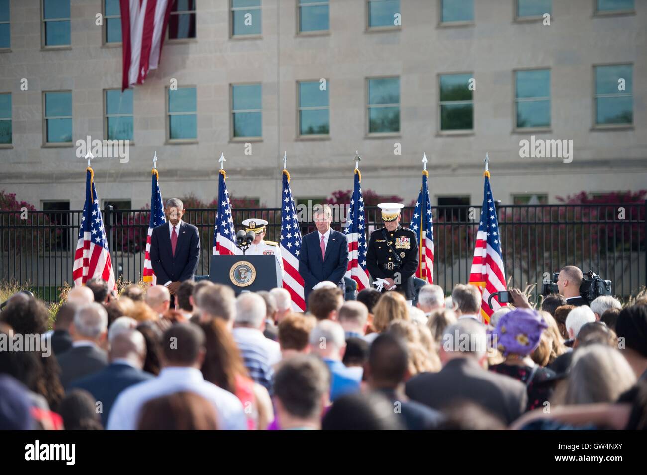 Président américain Barack Obama, le secrétaire à la défense, frêne, Carter et Joint Chiefs Président le général Joseph F. Dunford Jr., baissent la tête pendant un moment de silence lors d'une cérémonie du souvenir commémorant le 15e anniversaire de l'attentats au Pentagone le 11 septembre 2016 à Arlington, en Virginie. Banque D'Images