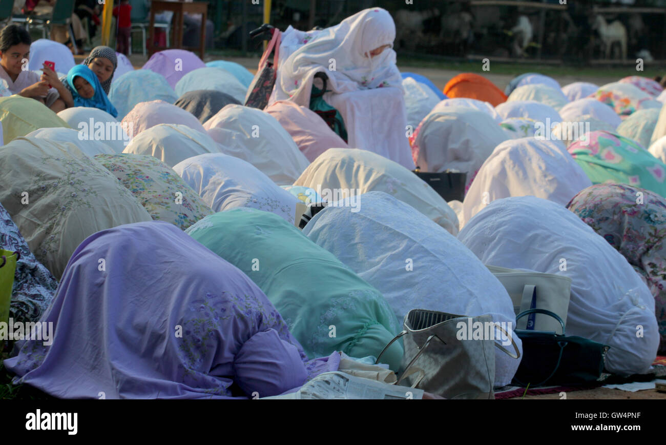 Jakarta, Jakarta, Indonésie. 12 Sep, 2016. Les résidents de Jakarta est venu et a rempli la place de la grande mosquée de l'Azhar, Singamangaraja, jakarta à effectuer des prières rituelles Eid al-Adha © Denny Pohan/ZUMA/Alamy Fil Live News Banque D'Images