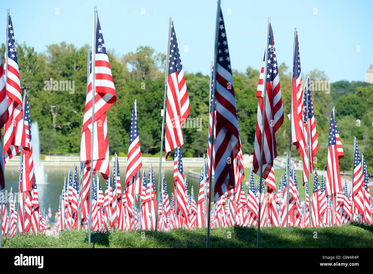 Saint Louis, MO - 11 septembre 2016 : plus de 7 000 drapeaux avec nom, photo et dog tag mort d'un militaire de la défense des États-Unis en dehors de la vague de Saint Louis Art Museum à Saint Louis, Missouri Crédit : Gino's Premium Images/Alamy Live News Banque D'Images