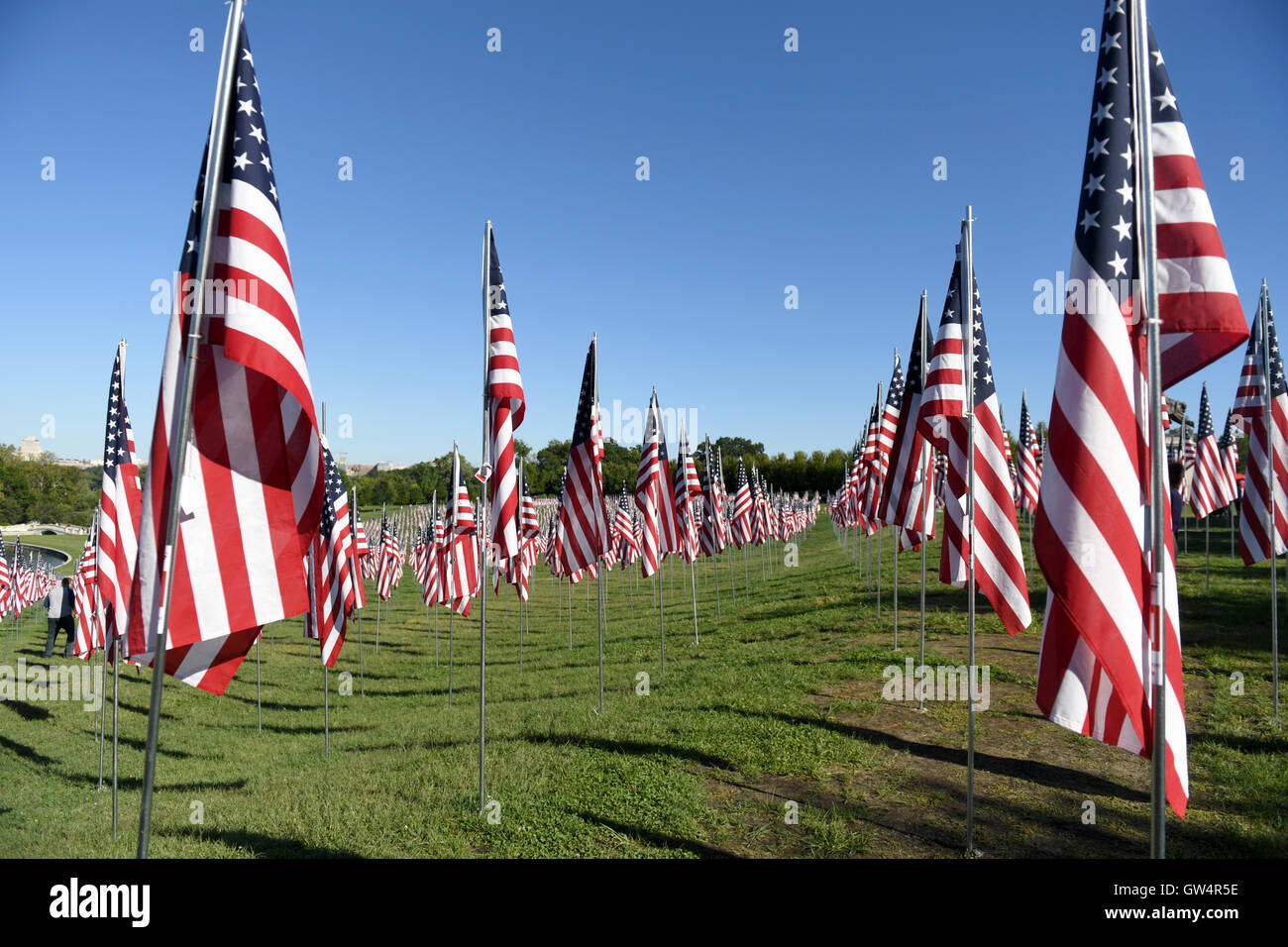 Saint Louis, MO - 11 septembre 2016 : plus de 7 000 drapeaux avec nom, photo et dog tag mort d'un militaire de la défense des États-Unis en dehors de la vague de Saint Louis Art Museum à Saint Louis, Missouri Crédit : Gino's Premium Images/Alamy Live News Banque D'Images