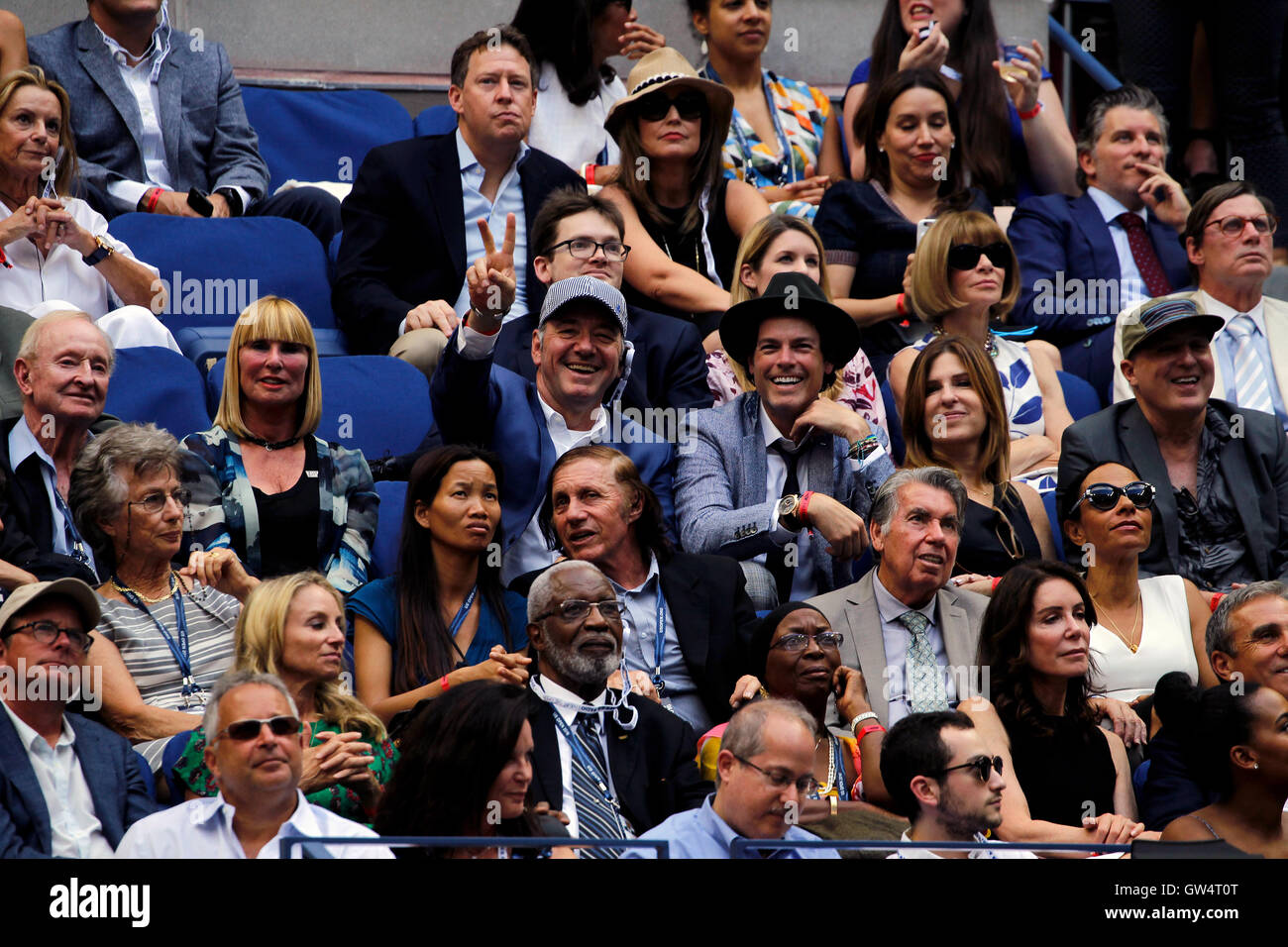 New York, États-Unis. Sep 11, 2016. L'acteur Kevin Spacey, dans baseball cap, les vagues à l'appareil photo, à l'US Open Tennis Championships finale chez les hommes de Flushing Meadows, New York le dimanche 11 septembre. Assis dans la rangée en face de lui sont d'anciens joueur argentin, Guillermo Vilas, et ancien joueur espagnol, Manolo Santana. Crédit : Adam Stoltman/Alamy Live News Banque D'Images