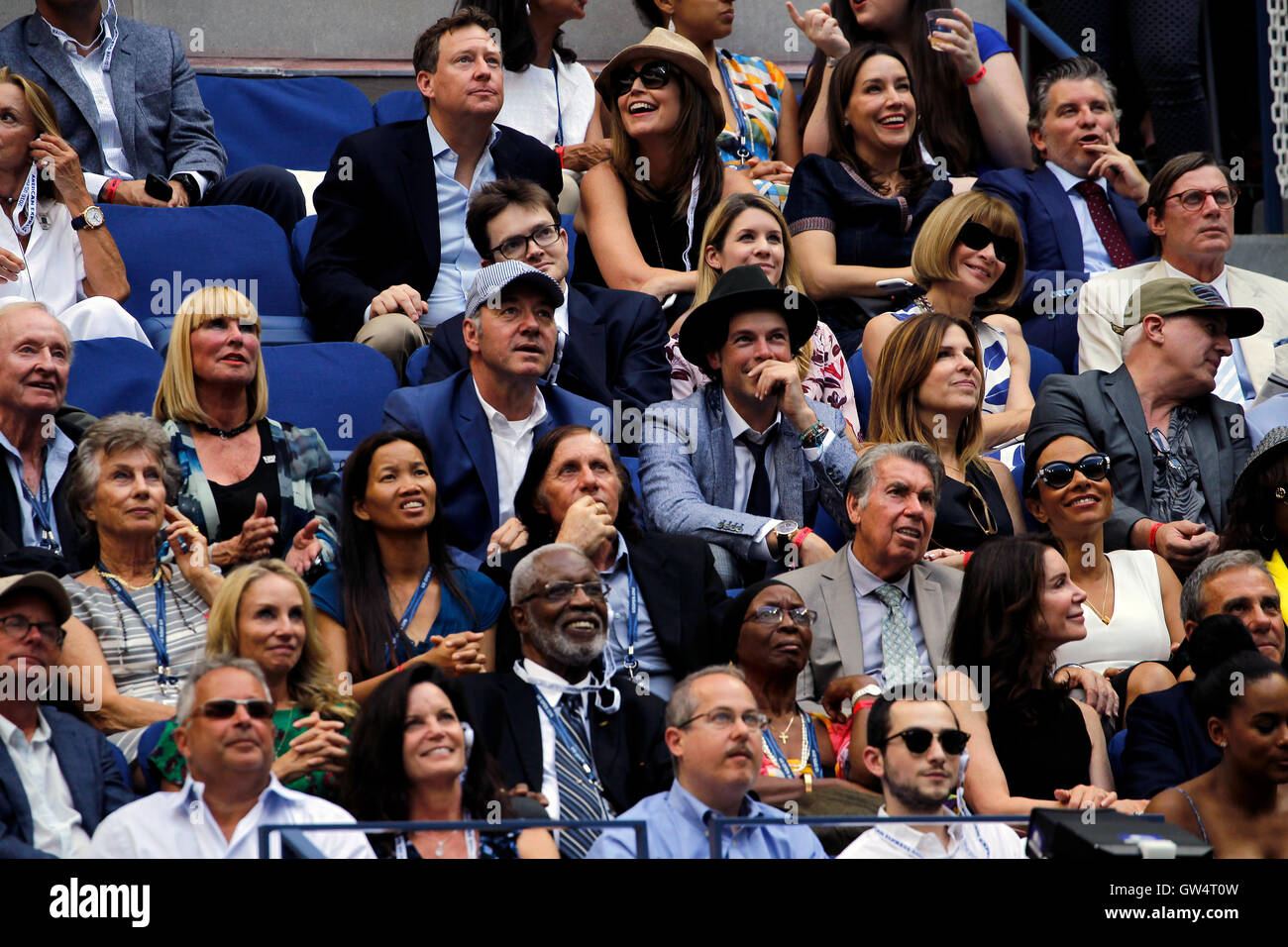 New York, États-Unis. Sep 11, 2016. L'acteur Kevin Spacey, dans baseball cap à l'US Open Tennis Championships finale chez les hommes de Flushing Meadows, New York le dimanche 11 septembre. Assis dans la rangée en face de lui sont d'anciens joueur argentin, Guillermo Vilas, et ancien joueur espagnol, Manolo Santana. Crédit : Adam Stoltman/Alamy Live News Banque D'Images