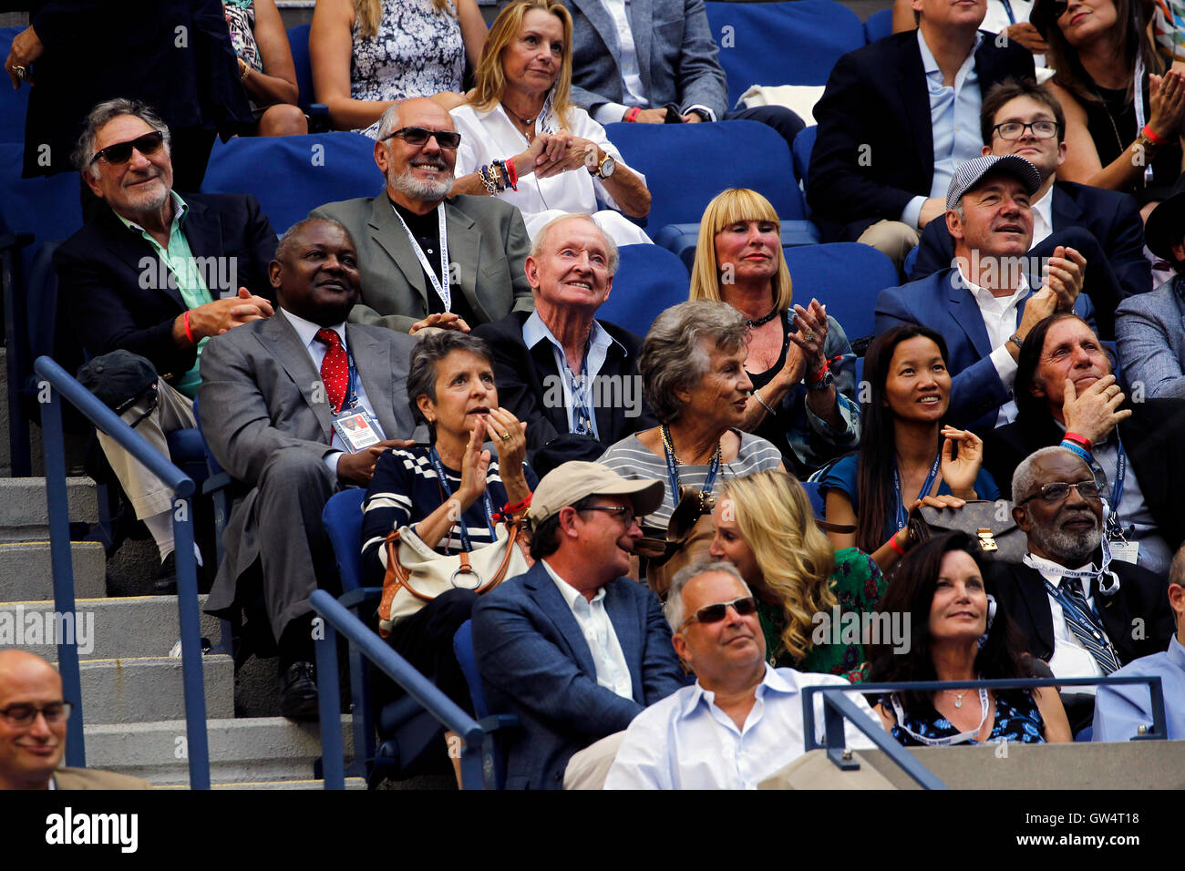 New York, États-Unis. Sep 11, 2016. L'acteur Michael J. Fox, en veston bleu et beige casquette, et son épouse Tracey Pollan au U.S. Open Tennis Championships finale chez les hommes de Flushing Meadows, New York le dimanche 11 septembre. Assis dans les rangées au-dessus de lui sont d'anciens joueur argentin, Guillermo Vilas, et ancien joueur Australien Rod Laver, Crédit : Adam Stoltman/Alamy Live News Banque D'Images