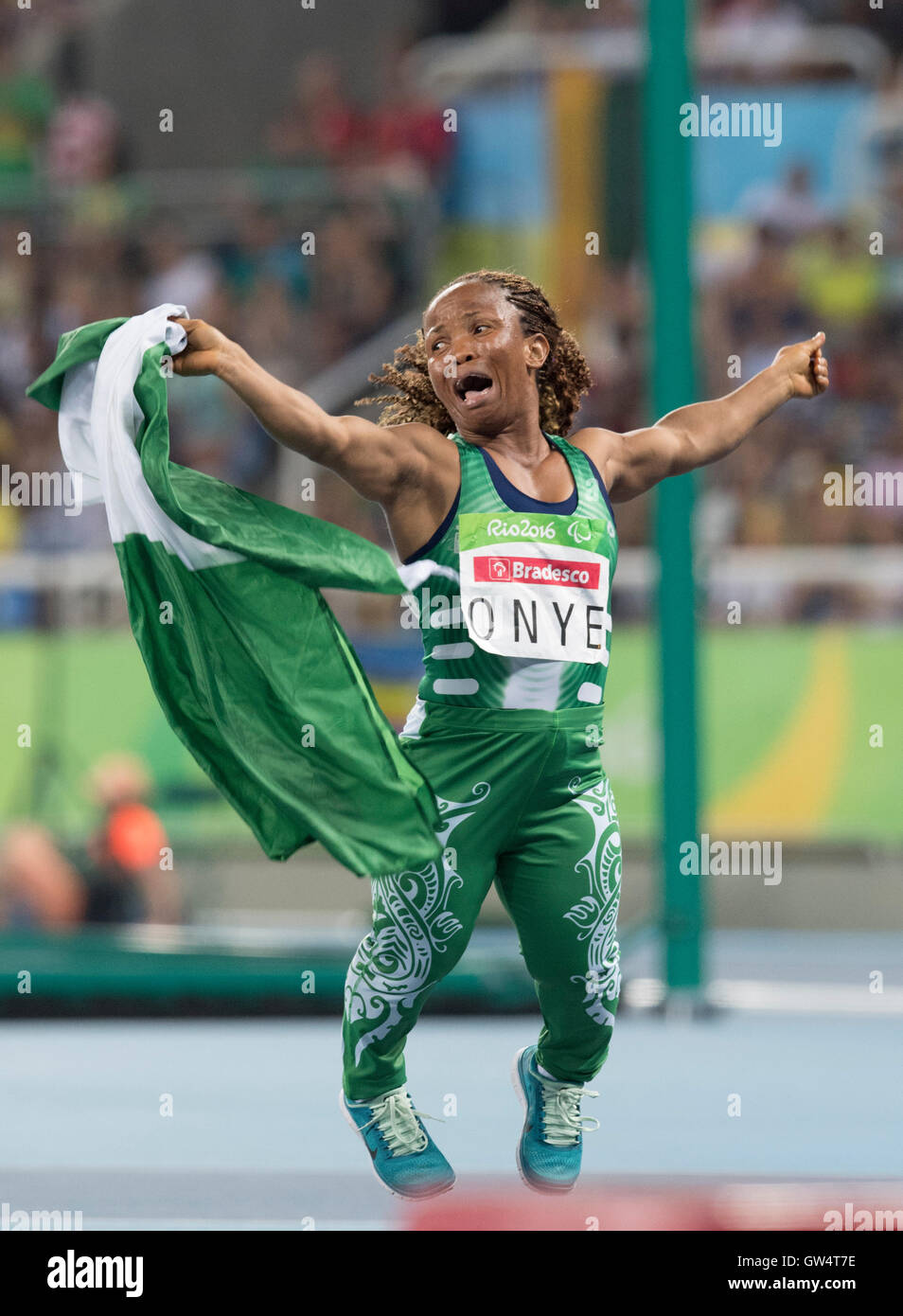 Nigeria's Lauritta Onye saute de joie après avoir remporté le women's F40 shot mis à la Rio 2016 Jeux paralympiques. Banque D'Images